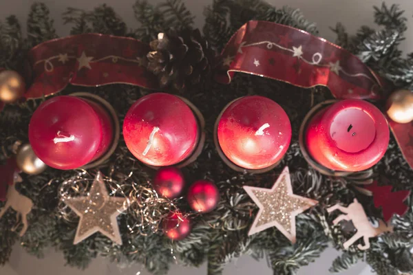 装飾的な赤いクリスマスキャンドルのトップビュー — ストック写真