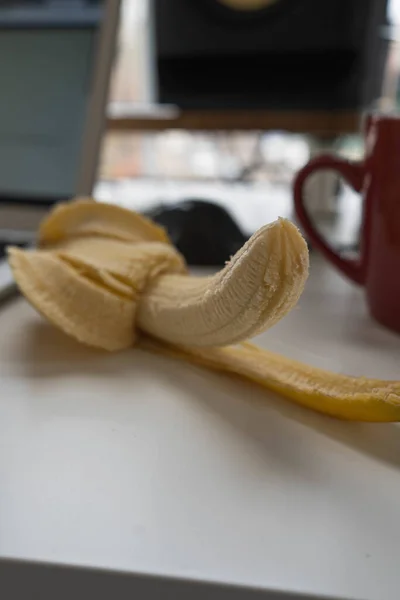 Крупный План Очищенного Спелого Банана Столе — стоковое фото