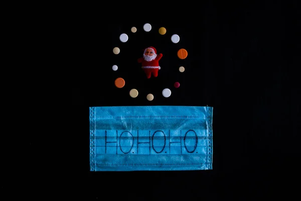Vánoční Koláž Santa Miniatur Kruhu Kovidními Léky Chirurgickou Sarkastickou Maskou — Stock fotografie
