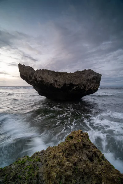 Vertikal Bild Sten Havet Bakgrunden Den Dystra Himlen — Stockfoto
