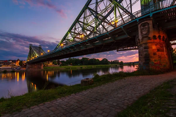 Geceleri Dresden Deki Ünlü Blue Wonder Köprüsünün Alçak Açılı Görüntüsü — Stok fotoğraf
