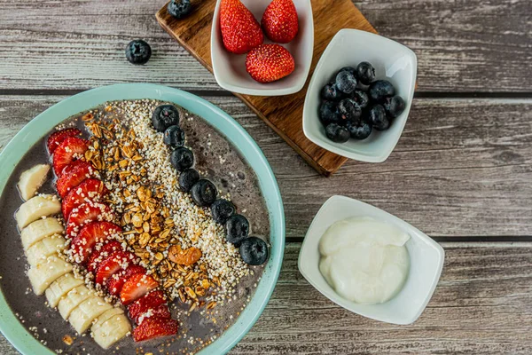 Blick Von Oben Auf Eine Schüssel Voller Haferflocken Mit Erdbeeren — Stockfoto