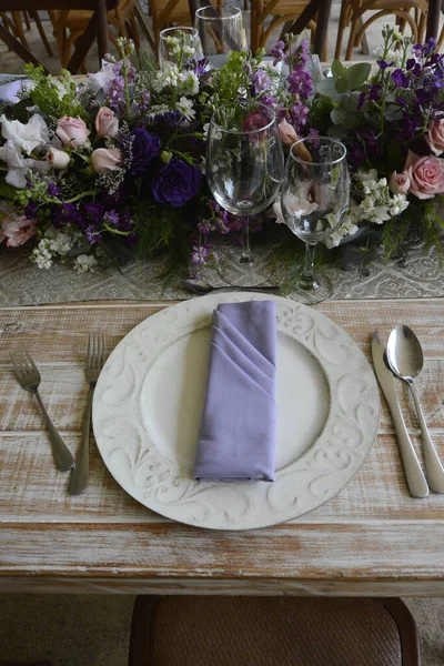 Tiro Vertical Uma Mesa Preparada Decorada Com Flores Restaurante Para — Fotografia de Stock