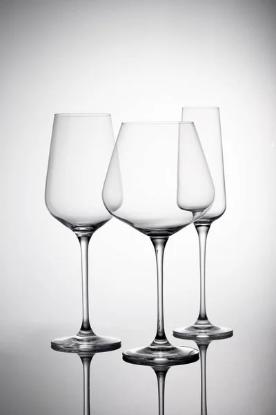 Alkoholtartalmú Italok Függőleges Felvétele Egy Szemüvegkészletről — Stock Fotó