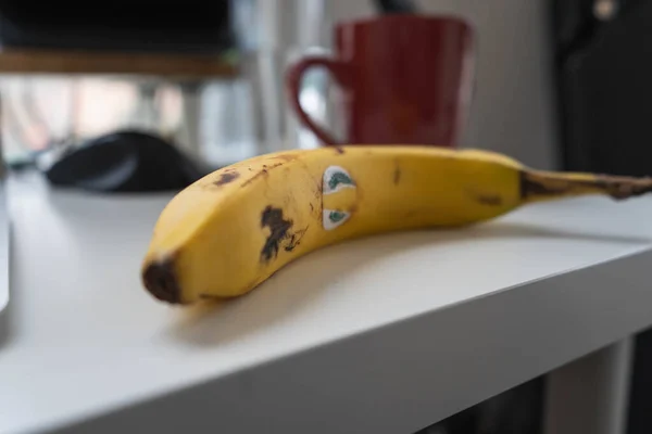 Zbliżenie Dojrzałego Banana Stole — Zdjęcie stockowe