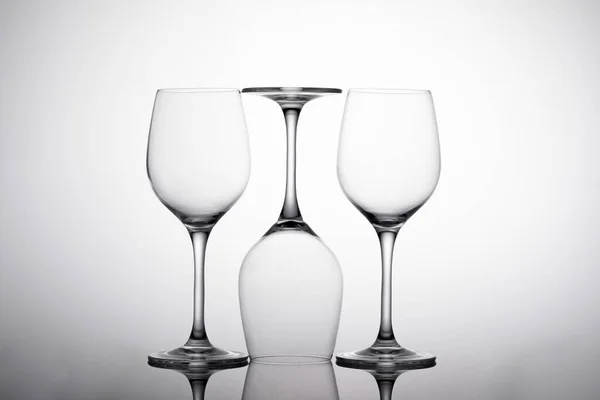 Plan Trois Verres Vin Vides Sur Surface Blanche Celui Milieu — Photo