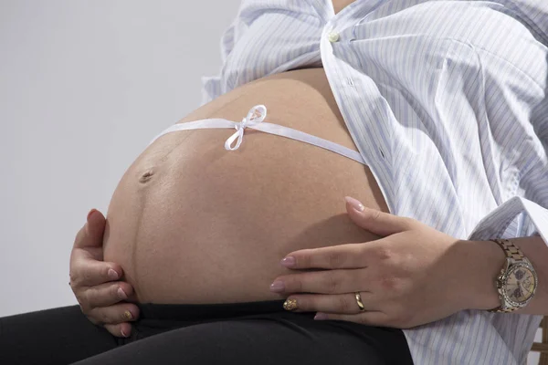 Ένα Κοντινό Πλάνο Μια Έγκυο Μητέρα Αγγίζει Την Κοιλιά Της — Φωτογραφία Αρχείου