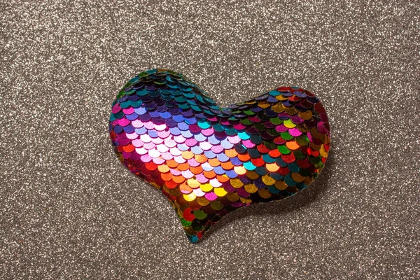 Eine Draufsicht Auf Einen Herzförmigen Stoff Mit Dekorativen Bunten Pailletten — Stockfoto