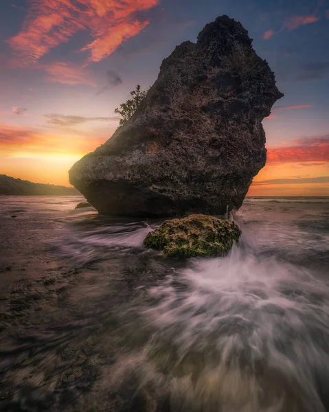 Uma Rocha Mar Fundo Céu Por Sol Perfeito Para Papéis — Fotografia de Stock