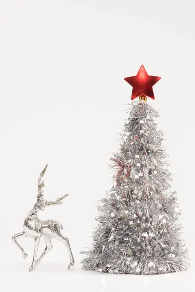 Une Belle Figurine Cerf Arbre Noël Luxuriant Une Composition Festive — Photo
