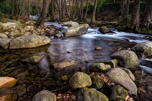 Eine Lebendige Landschaft Eines Flusses Fließt Über Felsen Mit Langer — Stockfoto