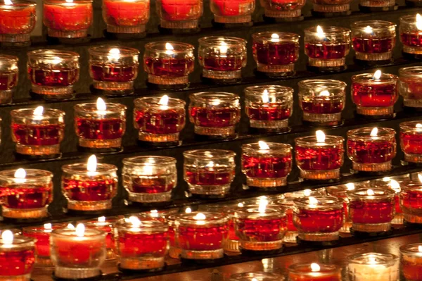 Nahaufnahme Einer Reihe Brennender Kerzen Einer Kirche — Stockfoto