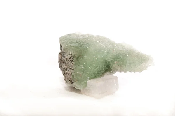 Granitin Üzerindeki Kristal Mineral Örneğinde Apofillit — Stok fotoğraf