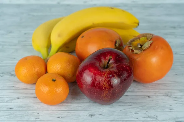 Een Hoge Hoek Shot Van Bananen Clementines Persimmons Een Rode — Stockfoto