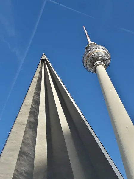 Berliinin Radiotorni Tärkeä Maamerkki Kaupungin Maan Sinisellä Taivaalla Raiteilla Sitäkin — kuvapankkivalokuva