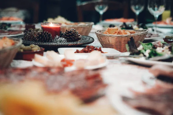 Lezzetli Bir Yemek Masasının Çeşitli Aperatiflerle Yakın Çekimi — Stok fotoğraf