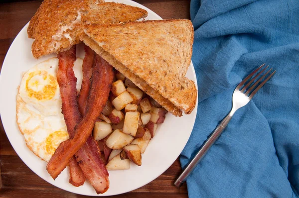 Rejäl Bacon Och Ägg Frukost Över Hårt — Stockfoto