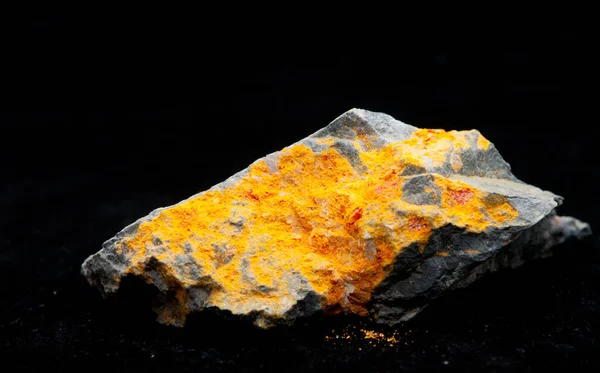 生机勃勃的桔红色菱形矿物 含硬质岩和花岗岩 — 图库照片