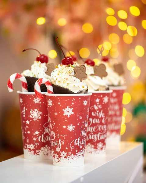 Ein Vertikaler Schuss Weihnachtsbecher Hexencreme Und Schokolade Zuckerrohr Und Kirsche — Stockfoto