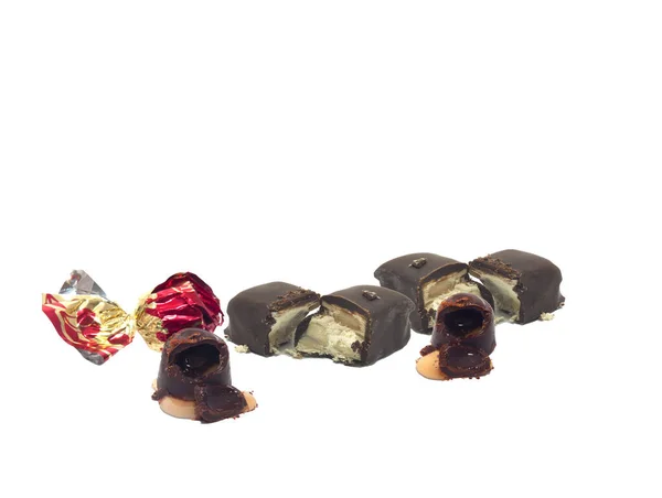 Beyaz Arka Planda Lezzetli Çikolata Şekerlerinin Yakın Plan Çekimi — Stok fotoğraf