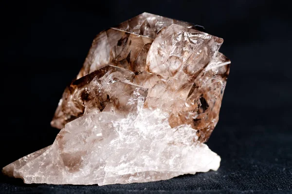 Birçok Yönlü Büyük Kirli Kuvars Kristal Mineral Örneği — Stok fotoğraf