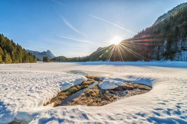 Uma Bela Vista Lago Congelado Spechtensee Durante Sol Inverno Áustria — Fotografia de Stock