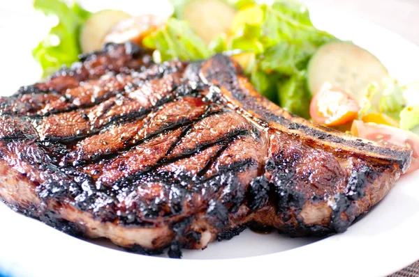 Izgarada Mükemmel Pişmiş Nadir Bir Biftek — Stok fotoğraf