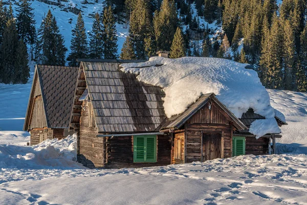 日の出の間に雪に覆われた木造住宅の美しい景色 — ストック写真