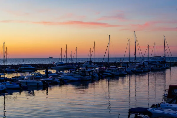 Una Hermosa Puesta Sol Sobre Puerto Con Veleros Barcos —  Fotos de Stock