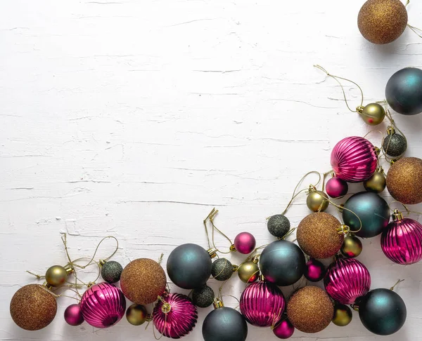 Eine Schöne Weihnachtsecke Hintergrund Mit Grauen Lila Und Bronzefarbenen Kugeln — Stockfoto