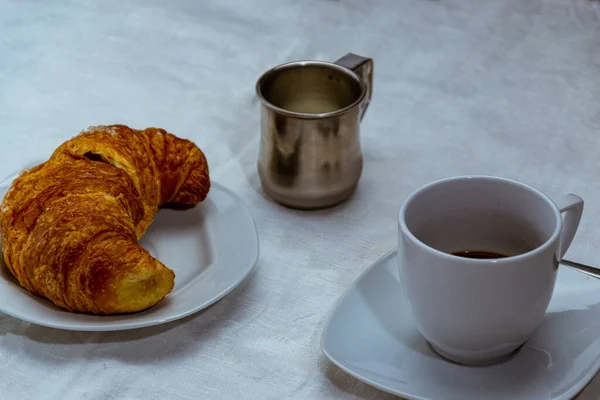 Gros Plan Une Tasse Café Croissant Sur Table — Photo