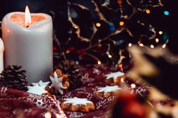 妖精の光 ジンジャーブレッドスターとピンクの布にキャンドルのクリスマスの背景組成物 — ストック写真