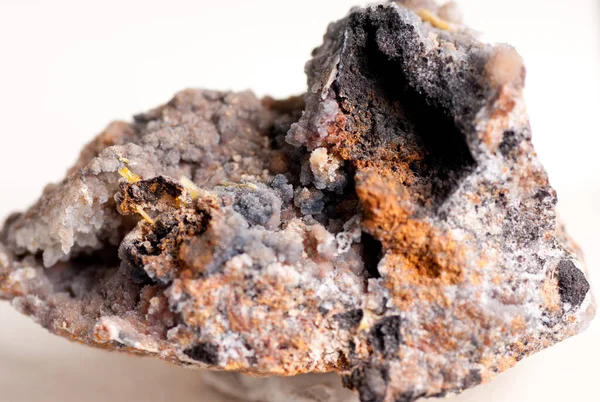 石英和花岗岩中的Wulfenite晶体矿物样品 — 图库照片