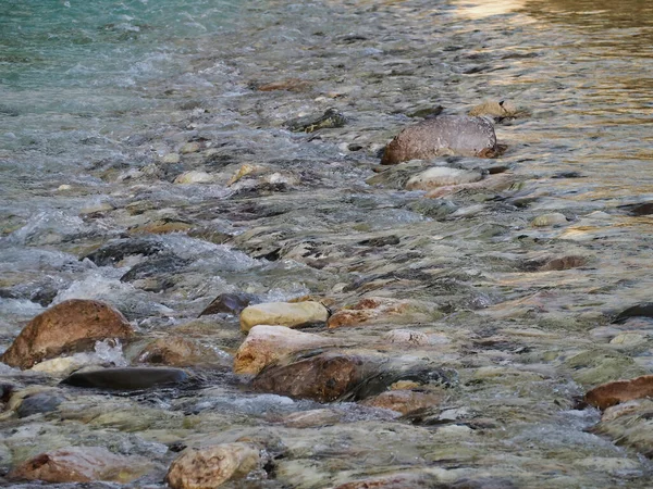 川の真ん中の岩や石の高角度ショット — ストック写真