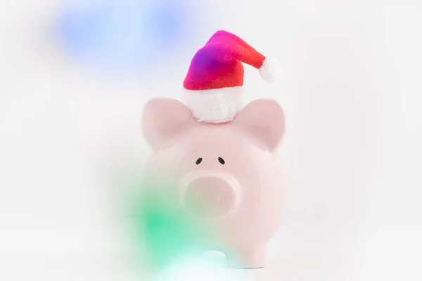 Een Spaarvarken Een Kerstmuts Achter Kleurrijke Shad Het Concept Van — Stockfoto