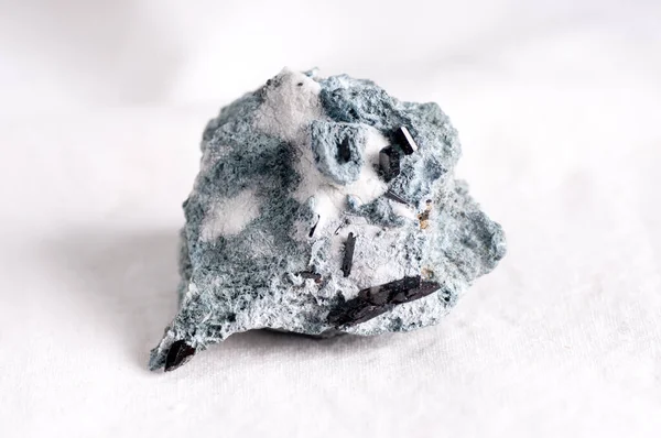 ネプツナイト クロサイト上のナトリウム石または結晶を含むクロスサイト鉱物サンプル — ストック写真