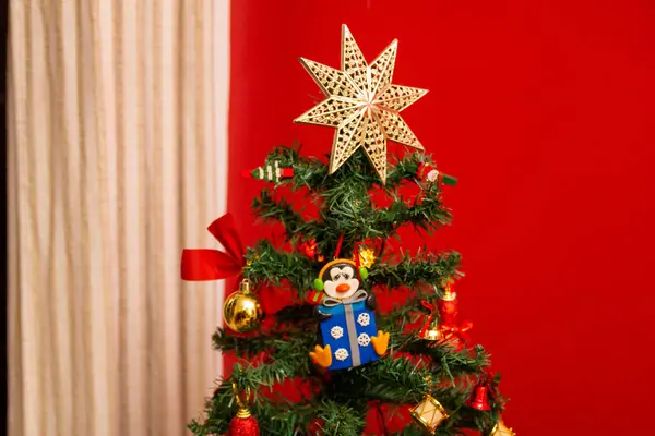 Een Close Shot Van Een Versierde Kerstboom — Stockfoto