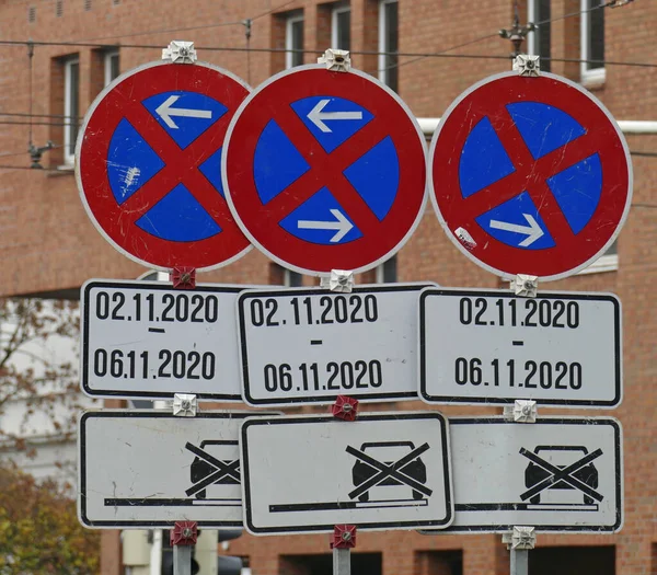 Ein Verkehrszeichen Das Das Parken Ihrer Nähe Bestimmten Tagen Verbietet — Stockfoto