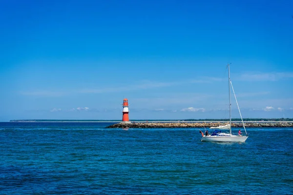 Yacht Dans Une Mer Bleue Sur Fond Phare — Photo