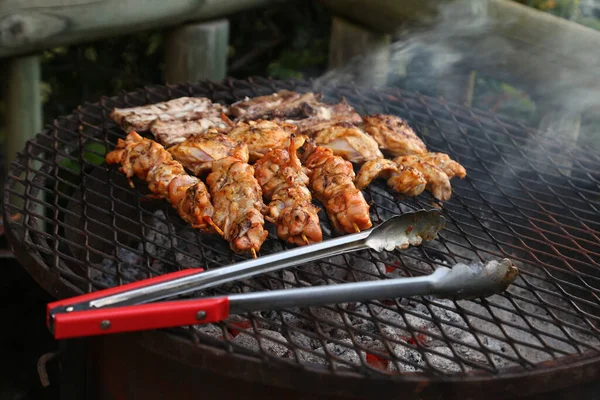 불타는 가마에서 맛있는 고기를 요리하는 — 스톡 사진