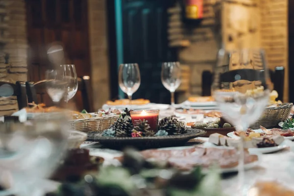 Primo Piano Delizioso Tavolo Pranzo Con Bicchieri Vino — Foto Stock