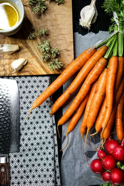 Een Bovenaanzicht Van Groenten Keukentafel Wortelen Knoflook Radijs Met Een — Stockfoto