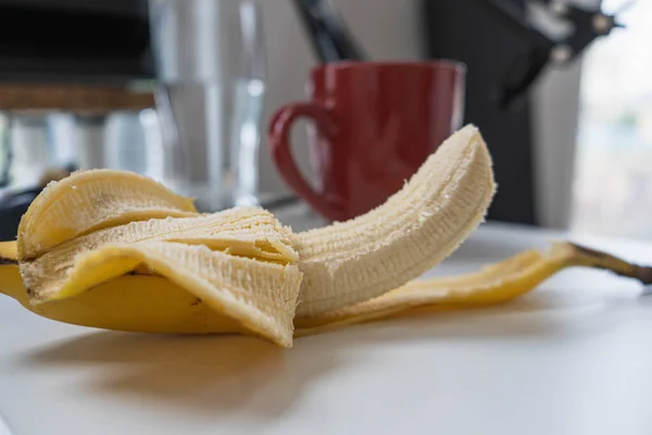 テーブルの上に熟したバナナの皮をむいたショット — ストック写真