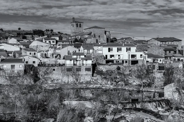 Gråskala Bild Husen Bredvid Floden Kastilien Och Leon Spanien — Stockfoto