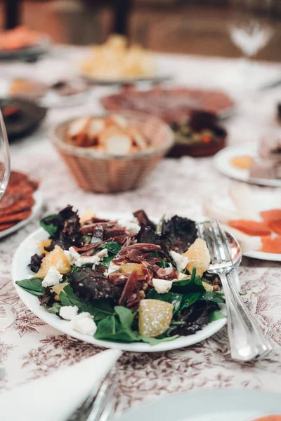 Primo Piano Verticale Insalata Con Carni Verde — Foto Stock