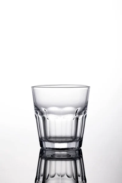 Een Verticaal Glas Voor Drank Een Reflecterend Oppervlak — Stockfoto