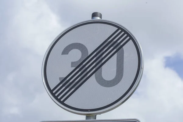 속도의 한계를 표시하는 표지판의 — 스톡 사진