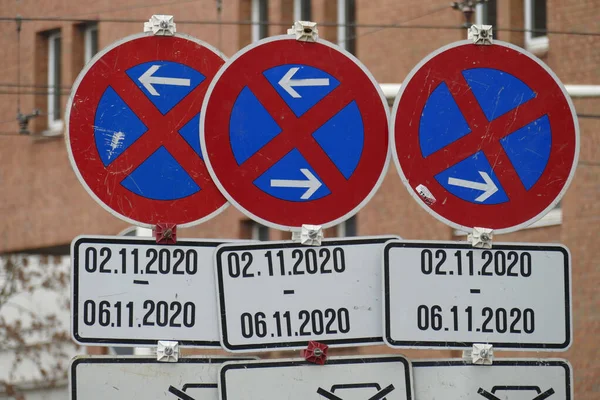 Tři Dopravní Značky Zakazující Zaparkovat Nich Určitý Den — Stock fotografie