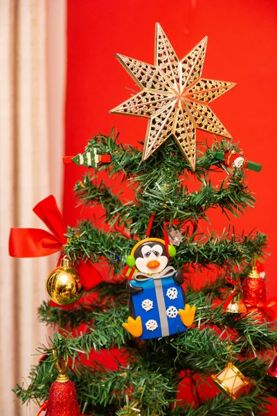 Close Vertical Uma Árvore Natal Decorada — Fotografia de Stock