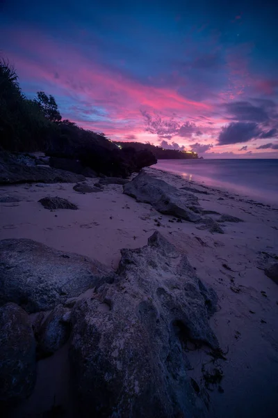Вертикальный Снимок Пляжа Фоне Фиолетового Неба Идеально Подходит Обоев — стоковое фото